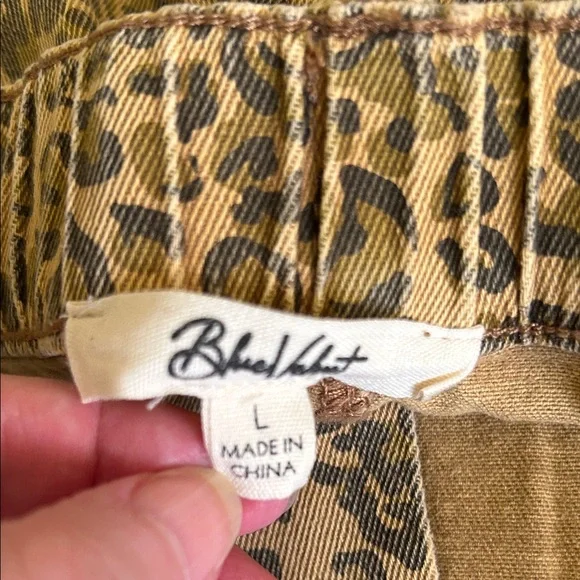 Blue Velvet brand Leopard Print Wide-Leg Pants button fly. - Picture 8 of 9